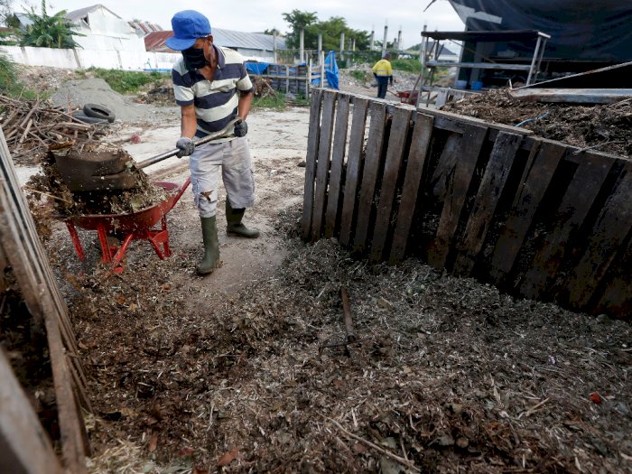 FOTO: Mengolah Sampah Rumah Tangga Menjadi Pupuk Kompos