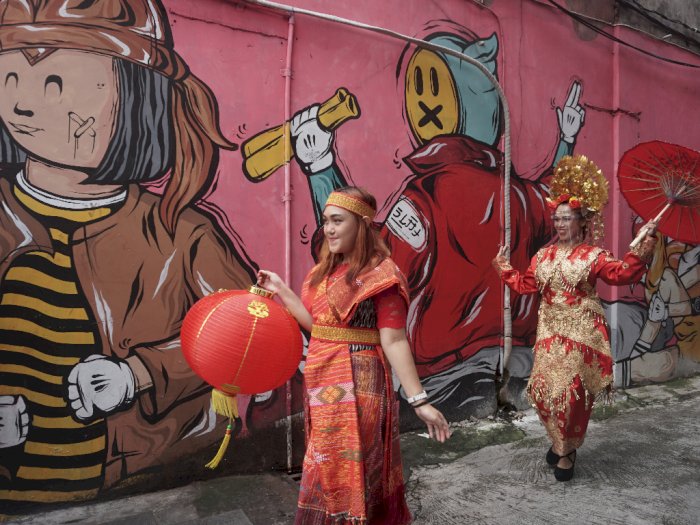 FOTO: Aksi Ucapkan Selamat Imlek Dengan Baju Adat di Solo