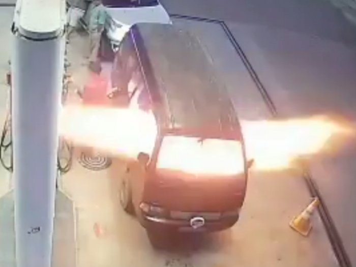 Begini Detik-detik Mobil Semburkan Api Ketika Mengisi Bensin di SPBU!