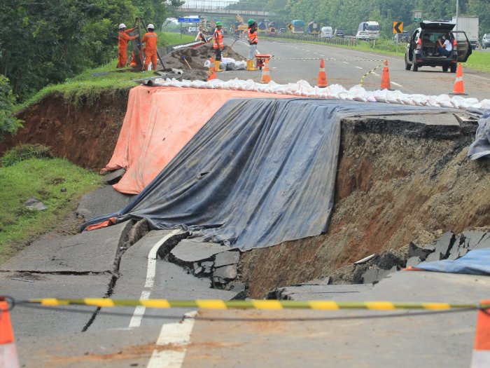 FOTO: Perbaikan Jalan Tol Cipali Yang Ambles