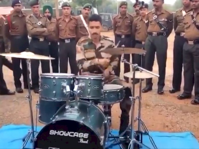 Video Seorang Tentara di India Unjuk Skill Bermain Drum, Bikin Netizen Takjub