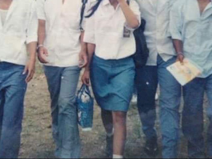 Viral Foto Geng SMA Tahun 1994, Netizen Salfok Cewek 'Dihimpit' 4 Cowok: Primadonanya