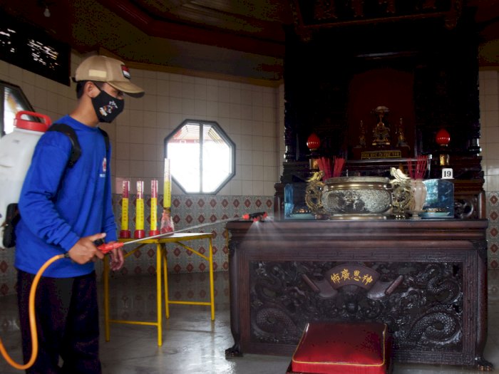 FOTO: Disinfeksi Tempat Ibadah Jelang Imlek di Madiun