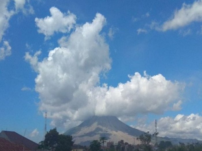 Awan Panas Guguran Gunung Sinabung hingga Satu Kilometer, Suhu Udara 18 Derajat Celcius