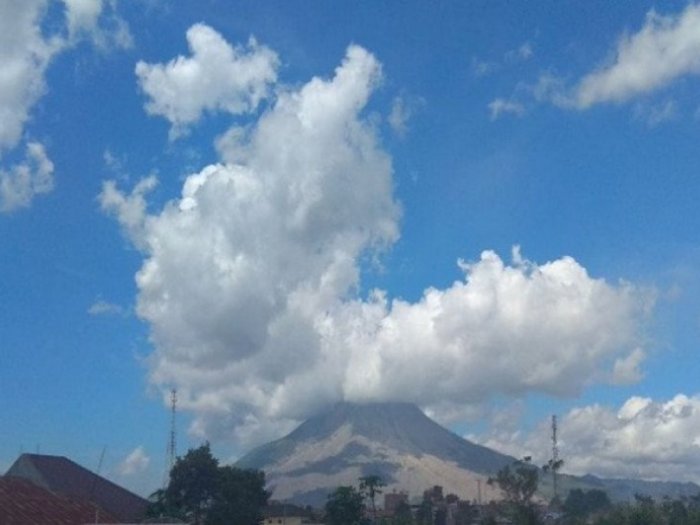 Gunung Sinabung Erupsi, Luncurkan Awan Panas Sejauh 1 Kilometer