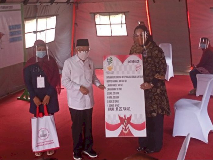  Wapres Ma'ruf Amin Serahkan Paket Bantuan Untuk Korban Banjir di Karawang
