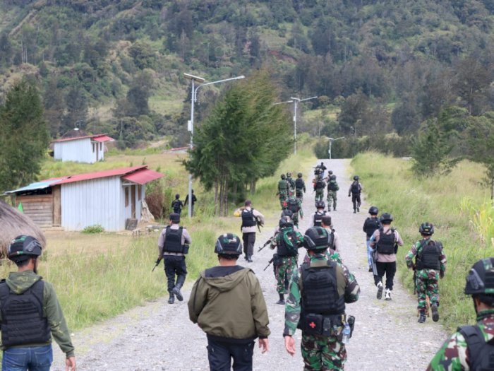 Merinding! Sedang Cek TKP Penganiayaan di Ilaga, KKB Tembak TNI-Polri