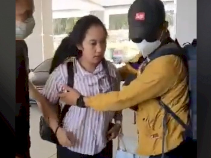 Viral Pelakor Gelut dengan Istri Sah di Lantai, Suami Bela Pelakornya, Netizen Ikut Emosi