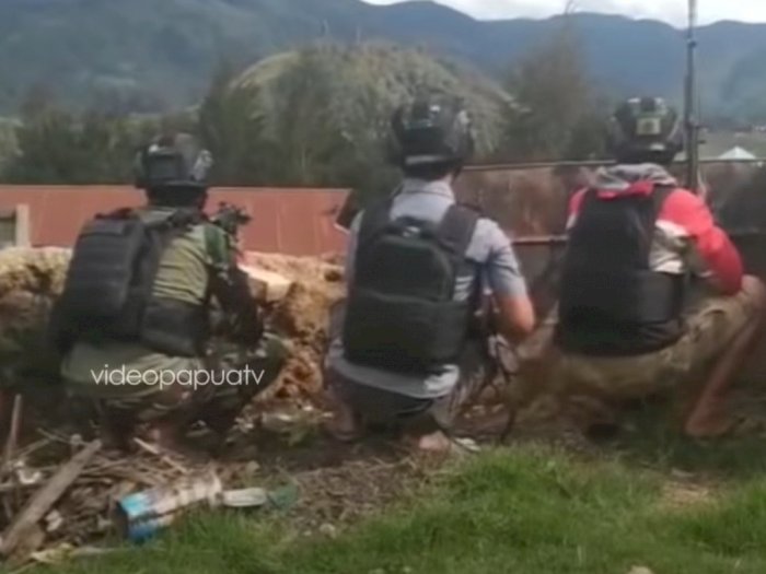 Suasana Menegangkan saat Personel Gabungan Polri-TNI Baku Tembak dengan KKB Papua