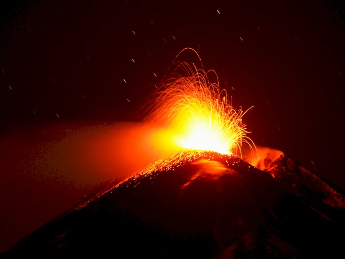 FOTO: Gunung Etna Muntahkan Lava Panas
