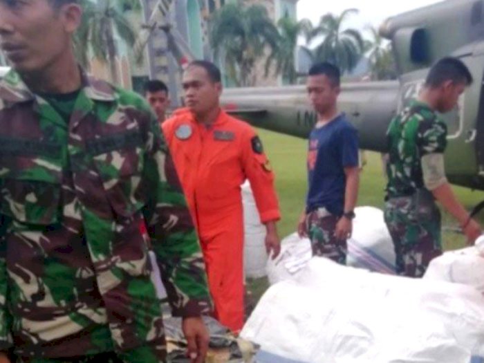 TNI Salurkan Bantuan Kebutuhan Bayi di Mamuju dengan Helikopter