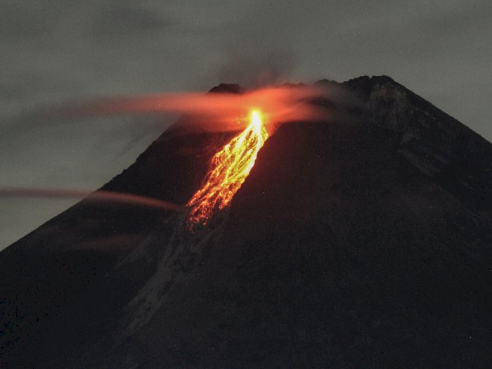 Gunung Merapi Luncurkan 12 Kali Guguran Lava Pijar Sejauh 1,5 Km