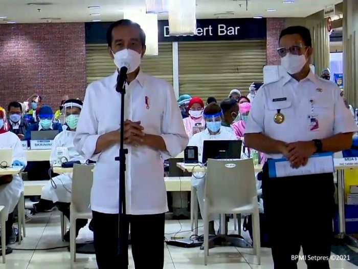 Ditemani Anies, Jokowi Tinjau Vaksinasi Covid-19 di Pasar Tanah Abang