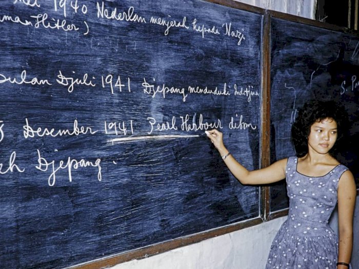 Viral Foto Lawas Guru Mengajar Tahun 1960, Outfitnya Jadi Sorotan Netizen