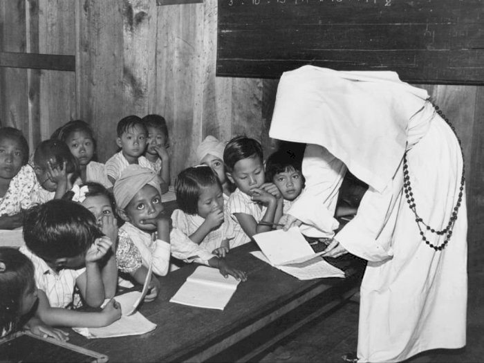 Viral Foto Biarawati Mengajar Tahun 1955, Netizen Malah Salfok Muka Anak Pakai Turban