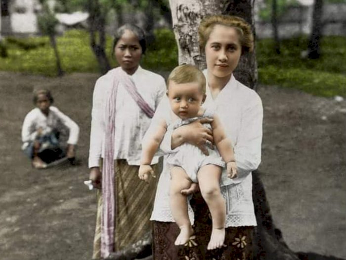 Viral Potret Tahun 1935 Seorang Ibu dengan Bayinya, Netizen Salfok dengan yang di Belakang