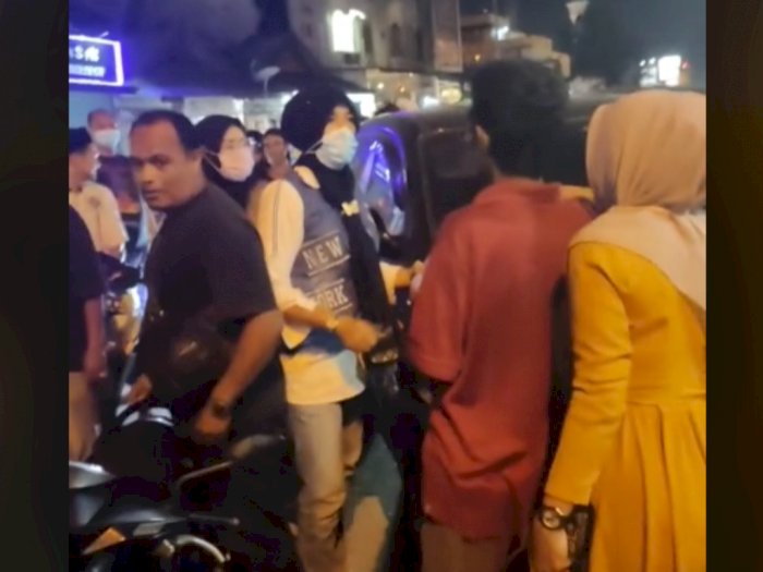Viral Istri Sah Ribut dengan Pelakor di Pinggir Jalan, Jadi Tontonan Warga dan Bikin Macet