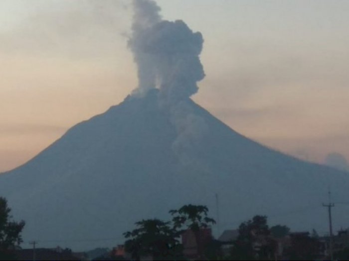 Gunung Sinabung di Karo Kembali Erupsi, Luncurkan Awan Panas Sejauh 1,7 Kilometer
