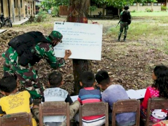 Prajurit TNI Beri Bimbingan Belajar untuk Anak di Perbatasan RI-Papua Nugini