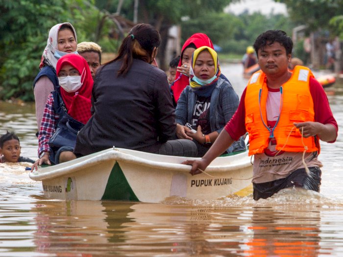 FOTO: Evakuasi Korban Banjir Susulan Sungai Cikaranggelam