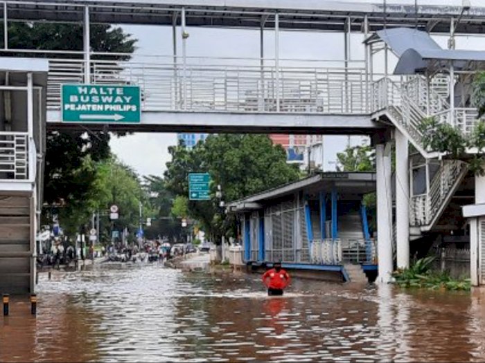 Banjir di Halte Pejaten Philip Tutupi Ruas Jalan, Tiada Akses Menuju Ragunan