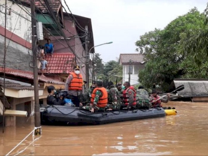 Banjir Setinggi 4 Meter di Cipinang Melayu, Petugas Gabungan Evakuasi 300 Kepala Keluarga