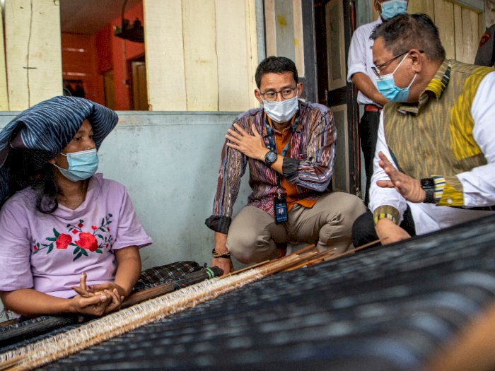 FOTO: Kunjungan Menparekraf di Kampung Ulos Silahi Sabungan