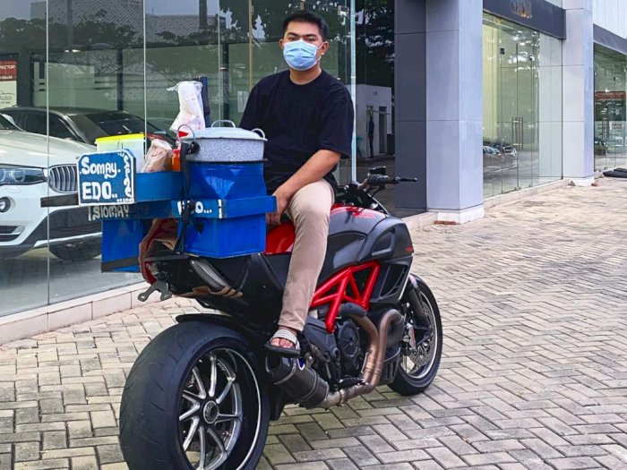 Wow! Pria Ini Pakai Moge Ducati Diavel Ratusan Juta untuk Jualan Siomay
