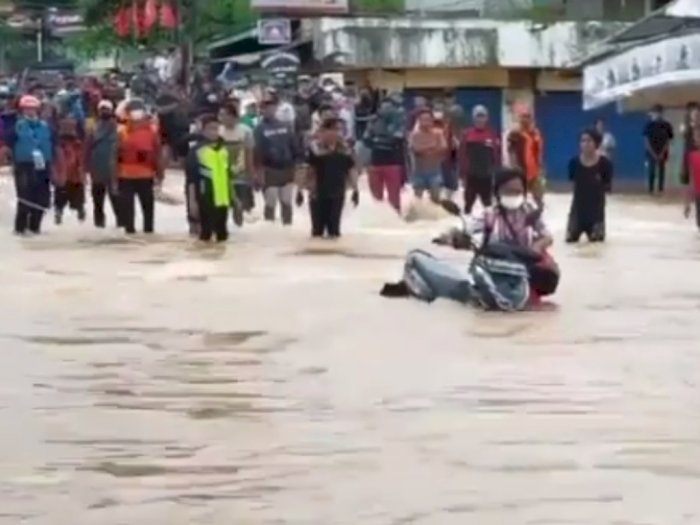 Alasan Tak Punya Uang Untuk Naik Becak Dorong, Ibu ini Nekat Dorong Motor Terjang Banjir