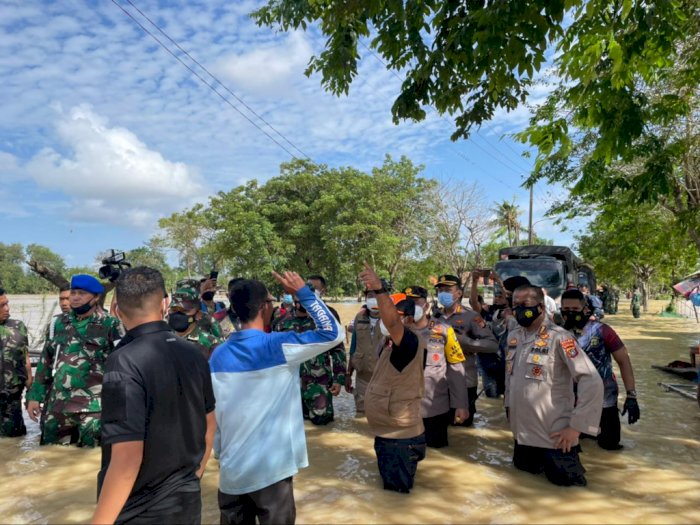 Tanggul Citarum Bekasi Jebol, Pangdam Jaya-Kapolda Metro Turun Langsung Bantu Evakuasi