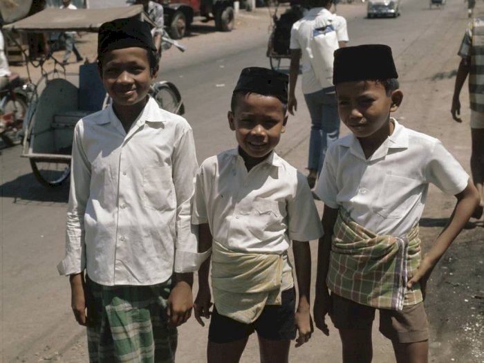 Viral Foto 3 Bocah Pakai Peci di Jakarta Tahun 1971, Netizen Malah Salfok yang di Tengah