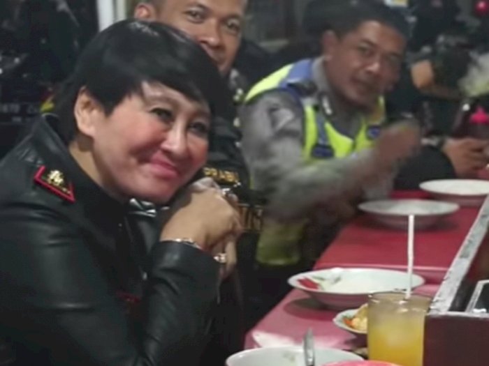 Momen Kompol Yuni Traktir Anggotanya Makan Sup Sapi, Dianggap Sebagai Kapolsek Tergokil