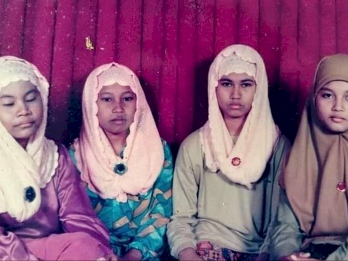 Viral Foto 4 Wanita Ngaji Tahun 1996, Netizen Malah Salfok Gaya Jilbab yang Paling Kanan