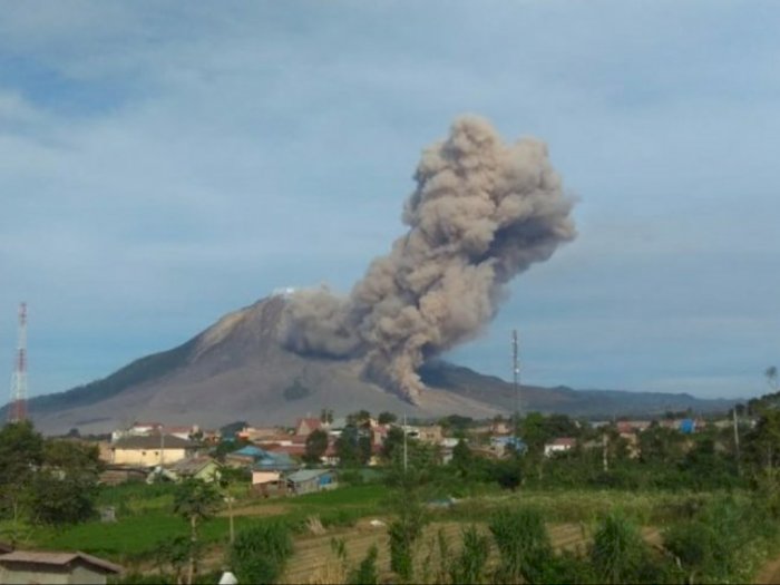 Gunung Sinabung di Karo Luncurkan Abu Sejauh 1.500 Meter ke Arah Timur dan Selatan