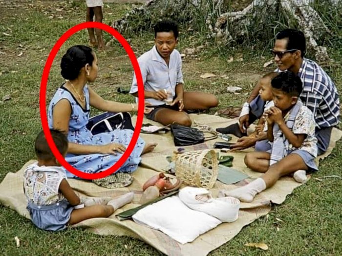 Viral Foto Keluarga Piknik di Malang Tahun 1973, Netizen Malah Salfok ke Sang Ibu
