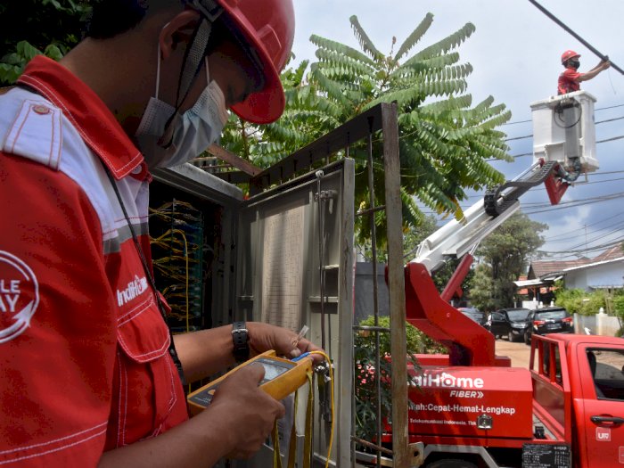 FOTO: Perawatan Jaringan Internet Pascabanjir di Jakarta