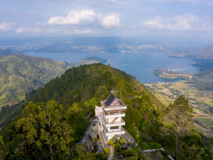 FOTO: Menikmati Keindahan Danau Toba Dari Menara Pandang Tele Samosir