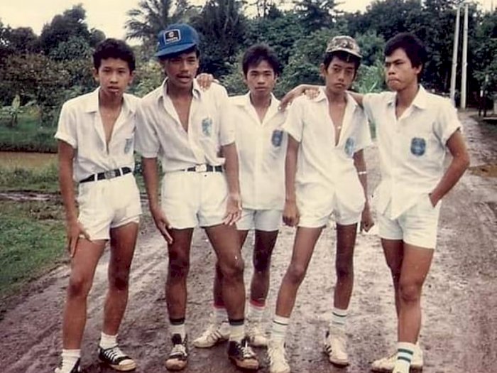 Foto Lawas Siswa SMP Tahun 1988, Tampil Keren dengan Celana Pendek & Kancing Baju Terbuka