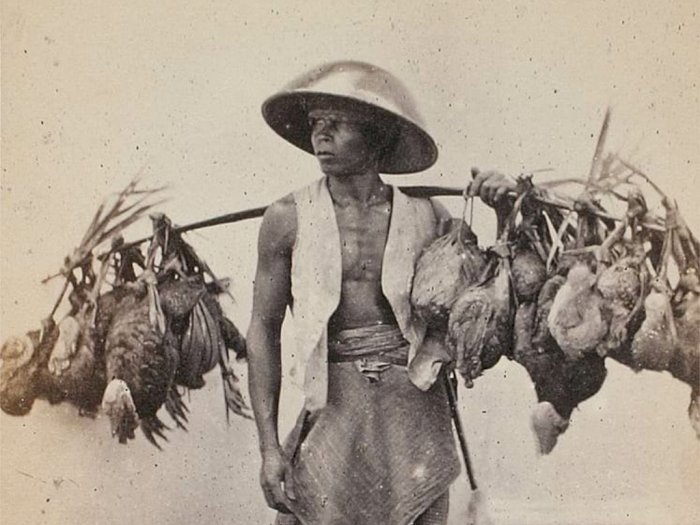 Viral Foto Jadul Penjual Unggas di Jawa Tahun 1870, Netizen Malah Salfok Pose Bak Model