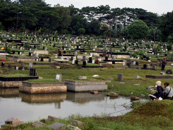 FOTO: Memancing di Pemakaman  Yang Terendam Banjir di Kebayoran Lama