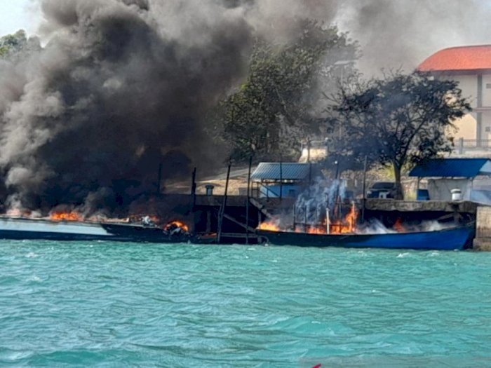 Puntung Rokok Sebabkan 4 Kapal Bersandar di Dermaga Bea Cukai Tanjunguncang Terbakar
