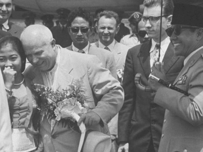 Foto Masa Muda Megawati saat Dipeluk PM Uni Soviet Khrushchev Curi Perhatian Netizen
