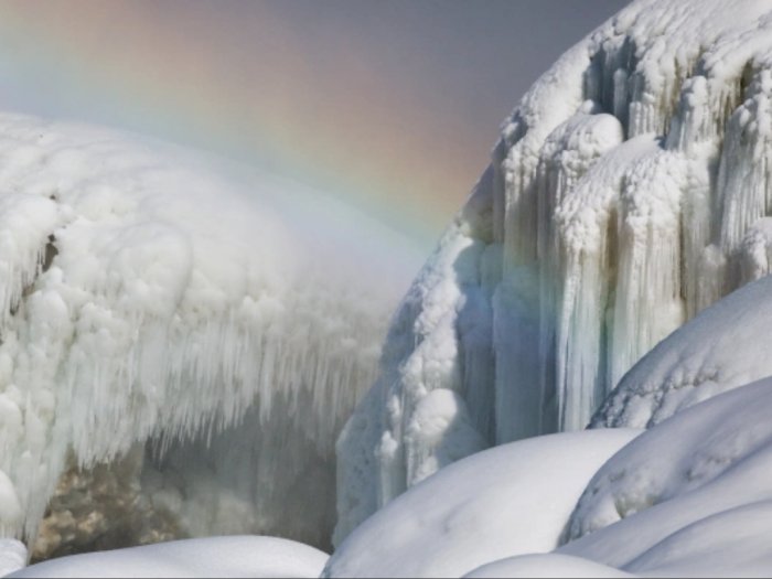 Potret Air Terjun Niagara Membeku saat Musim Dingin di Amerika Serikat