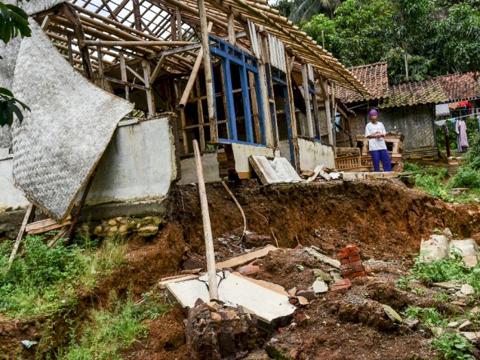 FOTO: Lima Rumah Warga Rusak Akibat Pergerakan Tanah di Tasikmalaya