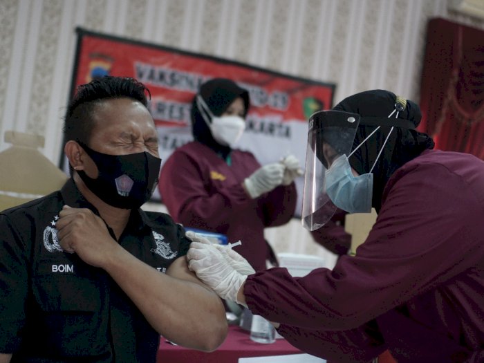 FOTO: Vaksinasi COVID-19 Tahap Dua Bagi Anggota Polisi di Solo