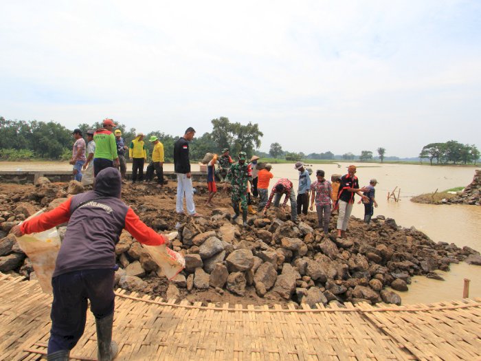 FOTO: Gotong Royong Perbaiki Tanggul Sungai Cipunagara