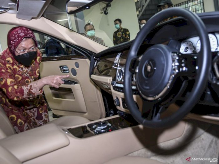 Bantu Korban Bencana, Mensos Risma Lelang Mobil Mewah Rolls Royce Miliaran Rupiah
