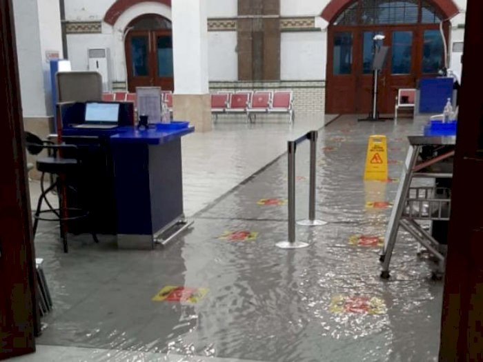 Stasiun Tawang Semarang Dilanda Banjir, Perjalanan Kereta Api Dialihkan