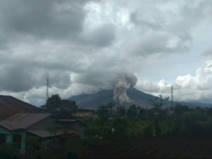 Gunung Sinabung di Karo Kembali Luncurkan Abu Vulkanik Sejauh 1.000 Meter