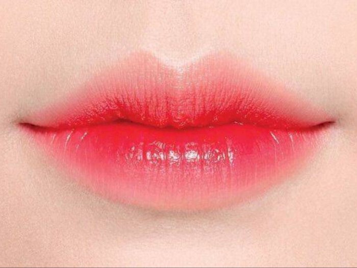 Biar Bibir Makin Seksi, Lakukan Tips Pakai Lipstik Ombre Berikut Ini! 